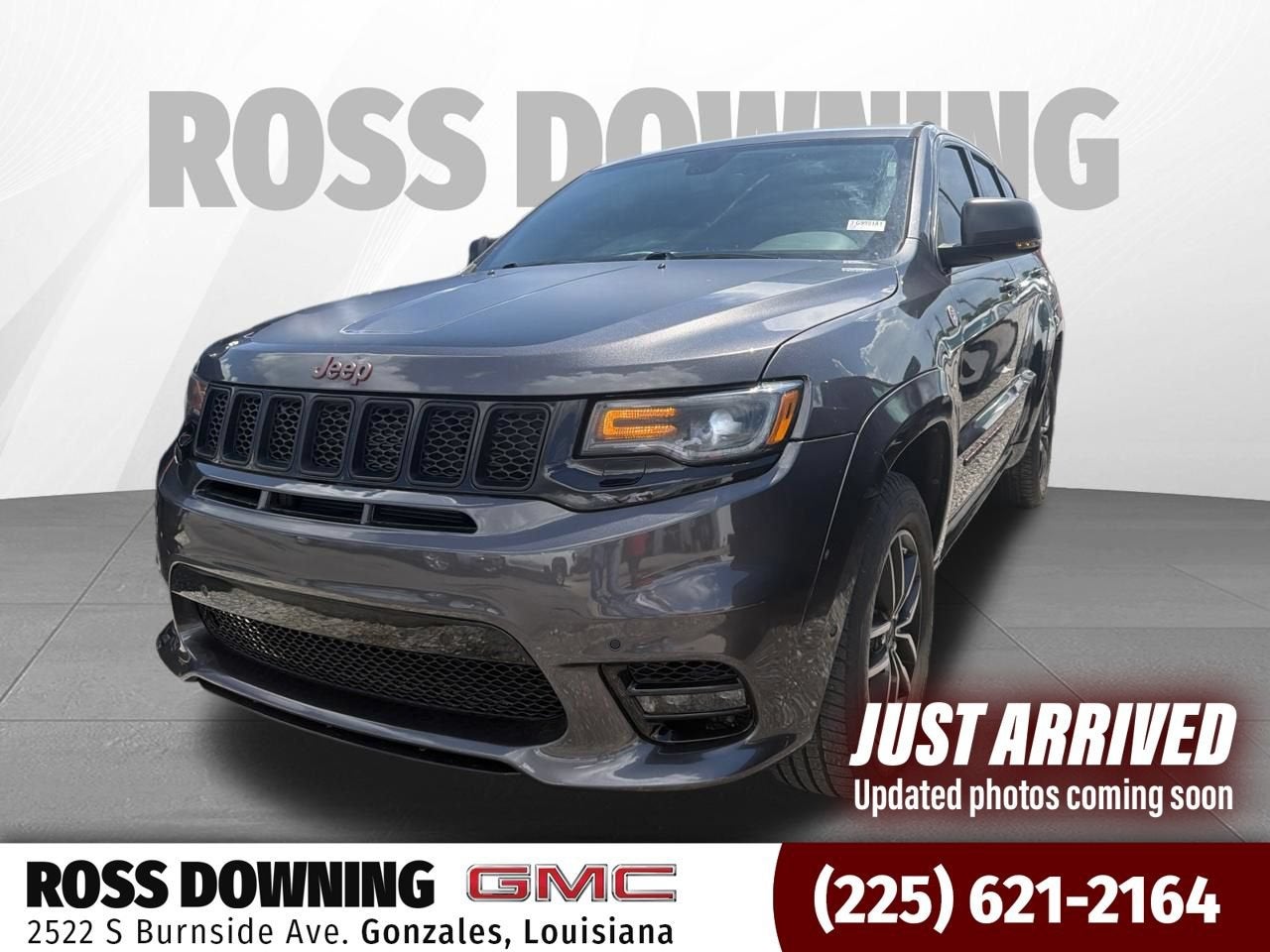 2019 Jeep Grand Cherokee Trailhawk 4x4 in Gray — front three-quarter view